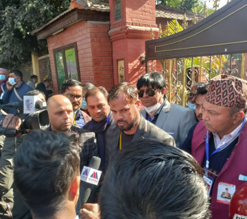 देउवा निस्किँदै गर्दा मुर्दावाद भन्ने युवकमाथि हातपात